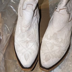 Size 8 over the knee Lane Boots. New never worn in original box.